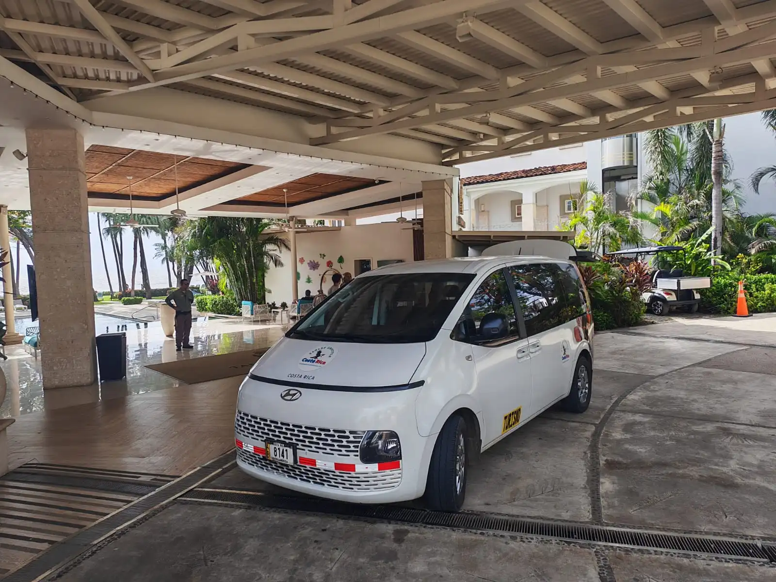 Buseta Hyundai Eagles Shuttle recogiendo en hotel, Costa Rica