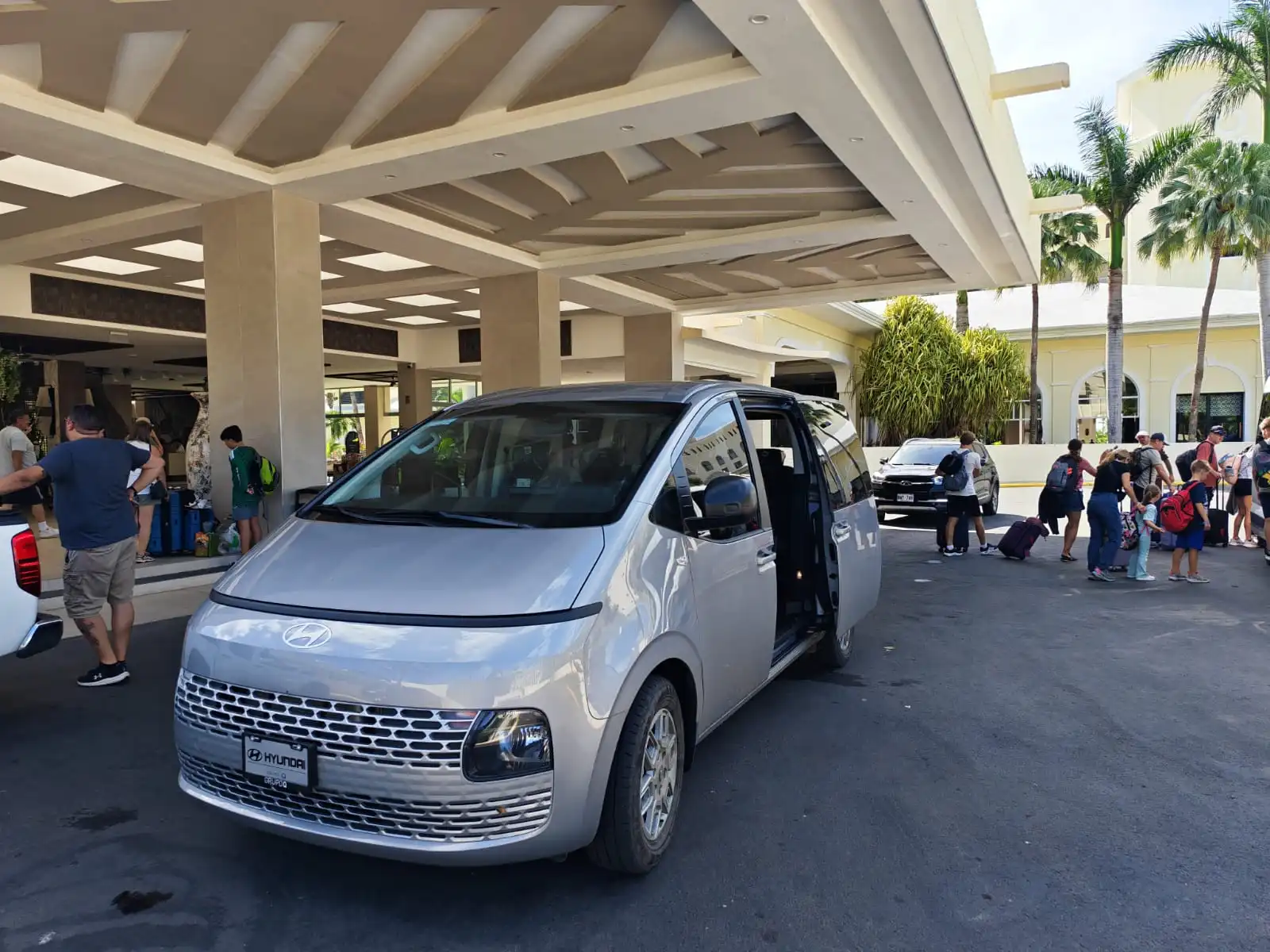 Buseta Hyundai Eagles Shuttle frente a hotel de playa, Costa Rica