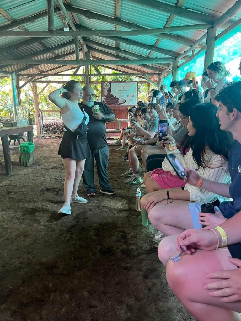 Chocolate tour is located 10 minutes from the center of La Fortuna, it lasts 2 hours, there you will learn the real process in an artisanal way, from the sowing of the plantation to the final process of this tour full of sweets, this is an activity very fun indeed you will try many different flavors of chocolates